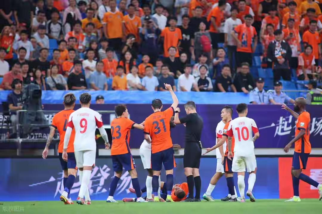 国安主场大胜鲁能，继续追赶中超领头羊